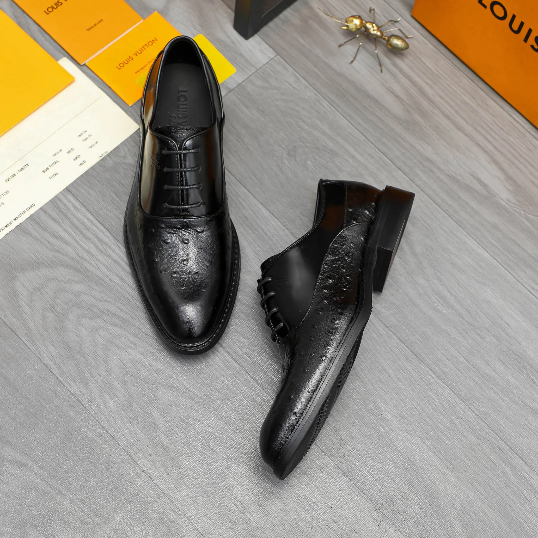 Men's shoes 💰p460 Product trademark: LV (Louis Vuitton) business lace-up formal leather shoes. Regular size: 39-44 (38.45 custom-made, non-refundable) Product materials: Selected high-quality ostrich pattern cowhide spliced ​​with pearlescent cowhide upper, cowhide lining, original rubber outsole